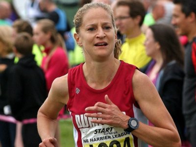 /2023/04/27/inglaterra-famosa-corredora-utilizo-un-auto-para-completar-una-ultramaraton