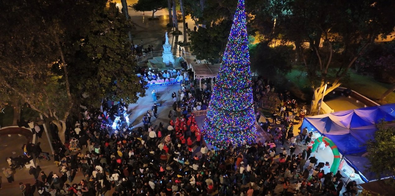 /municipalidad-de-copiapo-encendio-arbol-de-navidad-de-16-metros