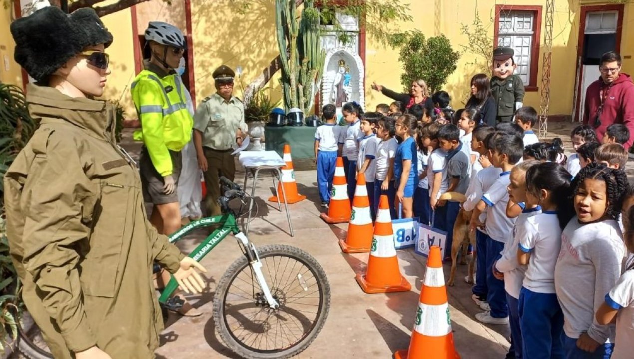 /alumnos-de-basica-visitan-la-1era-comisaria-de-carabineros-de-taltal