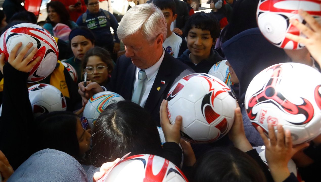 /fan-fest-sub-20-reunio-a-300-ninos-en-curico