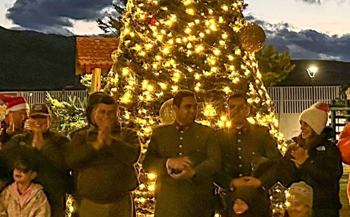 /cerro-castillo-celebro-navidad-con-encendido-de-arbol