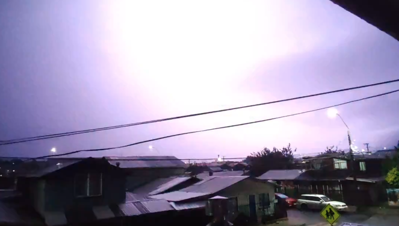 /local/tormenta-electrica-sorprendio-a-la-region-de-los-lagos-con-intensas