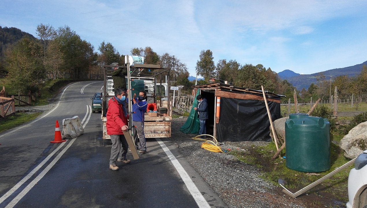 /municipio-de-futrono-y-comunidad-de-maihue-pusieron-en-marcha-arco-sanitizador