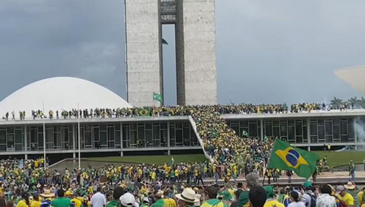 /piden-renuncia-de-lula-bolsonaristas-invaden-sede-de-los-tres-poderes-del-estado-de-brasil