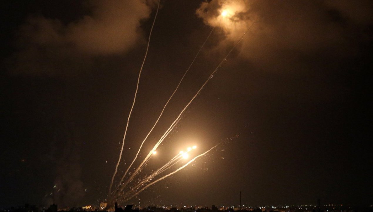 /israel-y-sangrienta-jornada-en-franja-de-gaza-cientos-de-cohetes-y-al-menos-22-palestinos-muertos