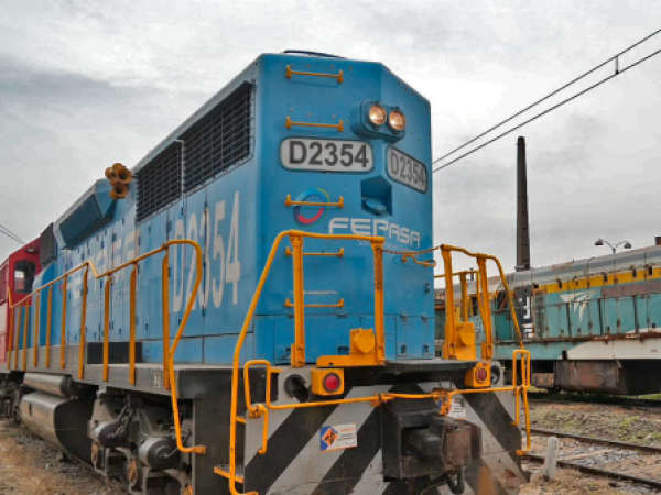 Miles de litros de bebestibles fueron trasladados en tren desde Santiago a Temuco