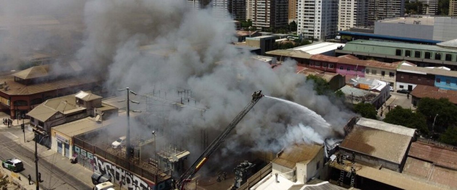Emergencia en Viña: incendio en zona comercial moviliza 20 unidades de Bomberos