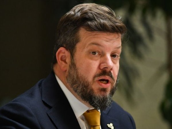 Kaiser acusa a Jara de mentir sobre su propuesta de empadronamiento: su propio programa lo contradice