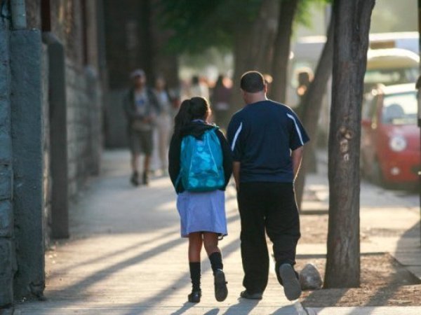 Gobierno impulsa ley para reforzar seguridad escolar: incluye revisión de mochilas y sanciones más duras