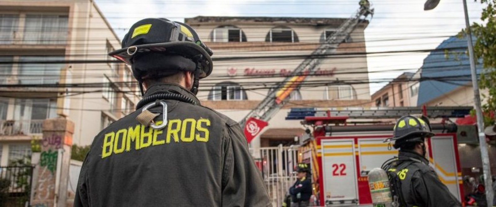 Pide 300 millones: Mujer se querella contra bomberos por incendio que destruyó su casa